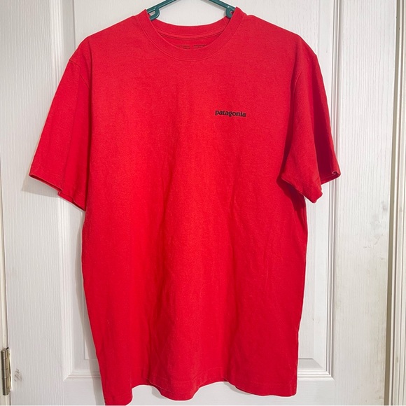 Patagonia Mens Shirt Medium Red Crewneck Short Sleeve Responsibili-tee Outdoors - Picture 2 of 2